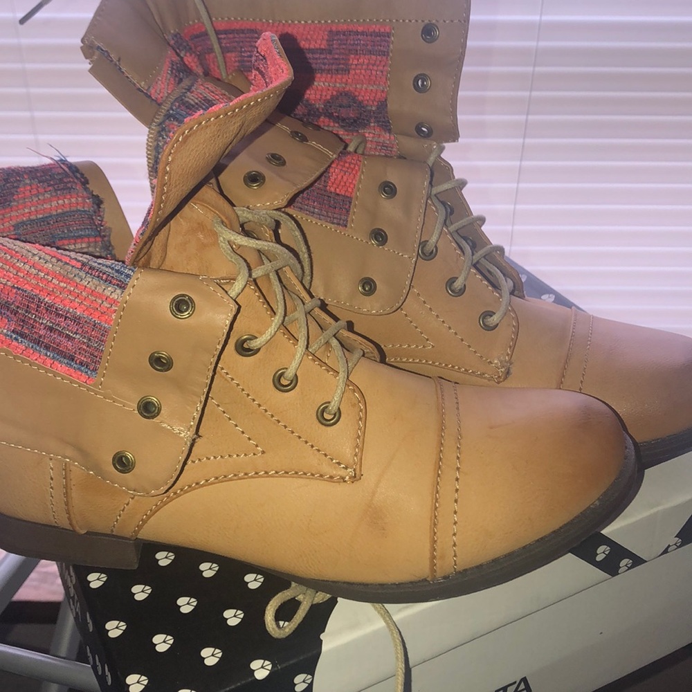 Aeropostale  Light Brown Combat Boots SZ 9